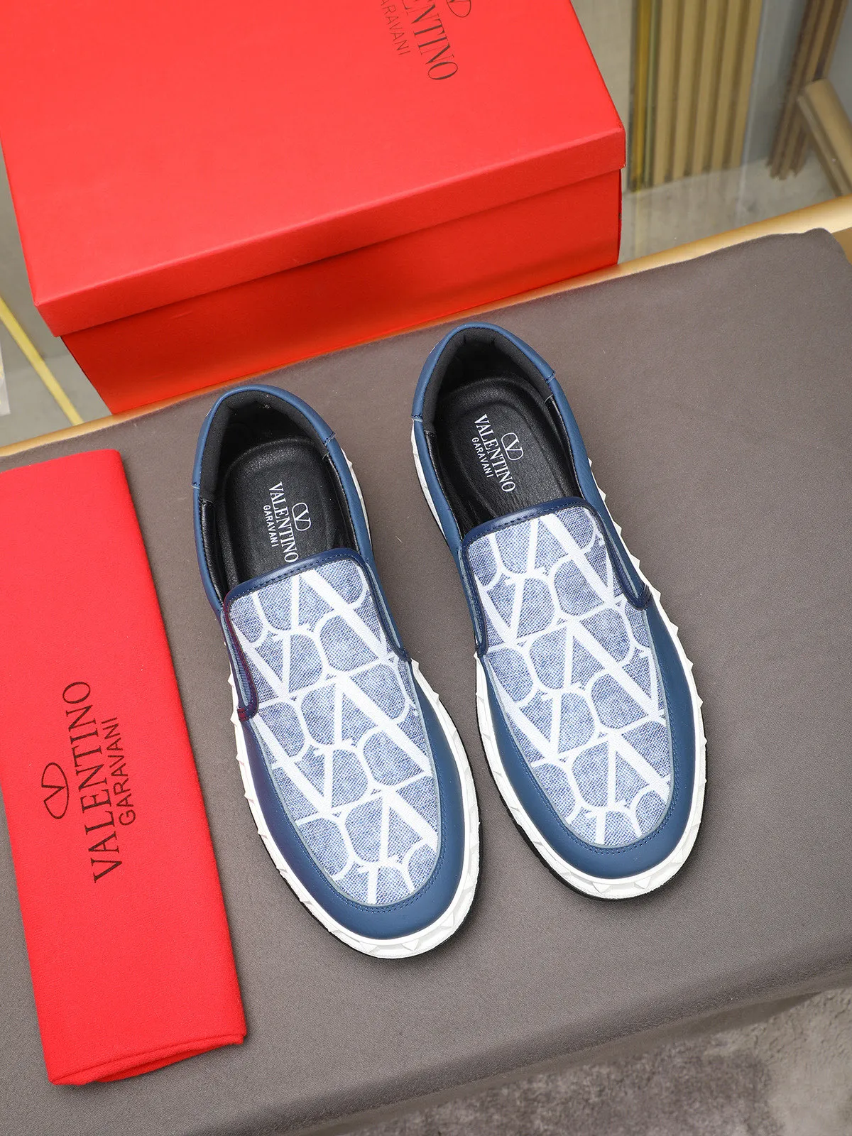Men's shoes 💰440 Valentino "VALENTINO" hot sale ❤️ Counters ship at the same time 1:1 👏 Imported cowhide + waterproof fabric + leather lining 🐂 Casual fashion shoes Exquisite workmanship Original original outsole 38-44 (45 customized, non-refundable)
